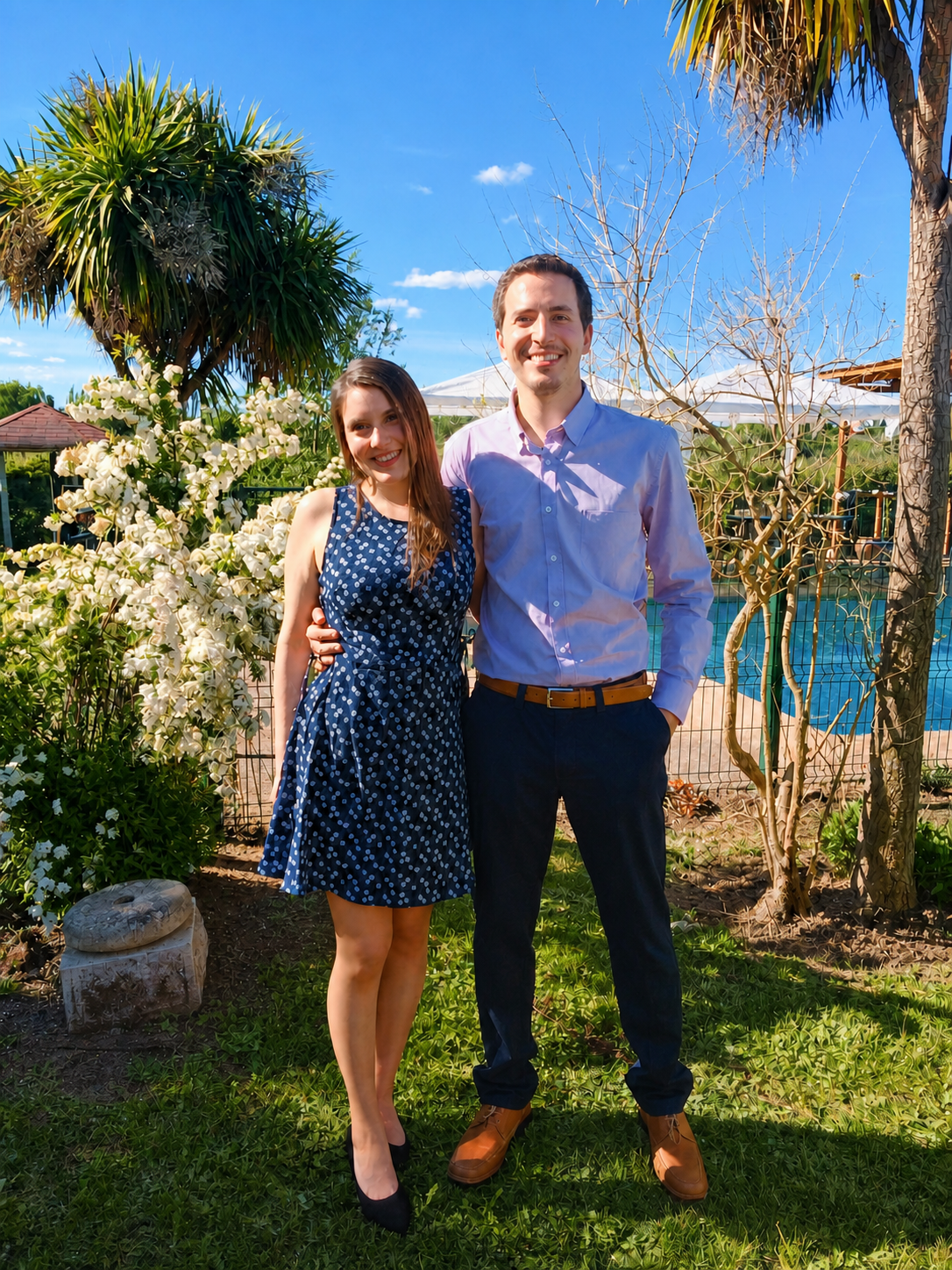 Camila y Diego juntos en el jardín