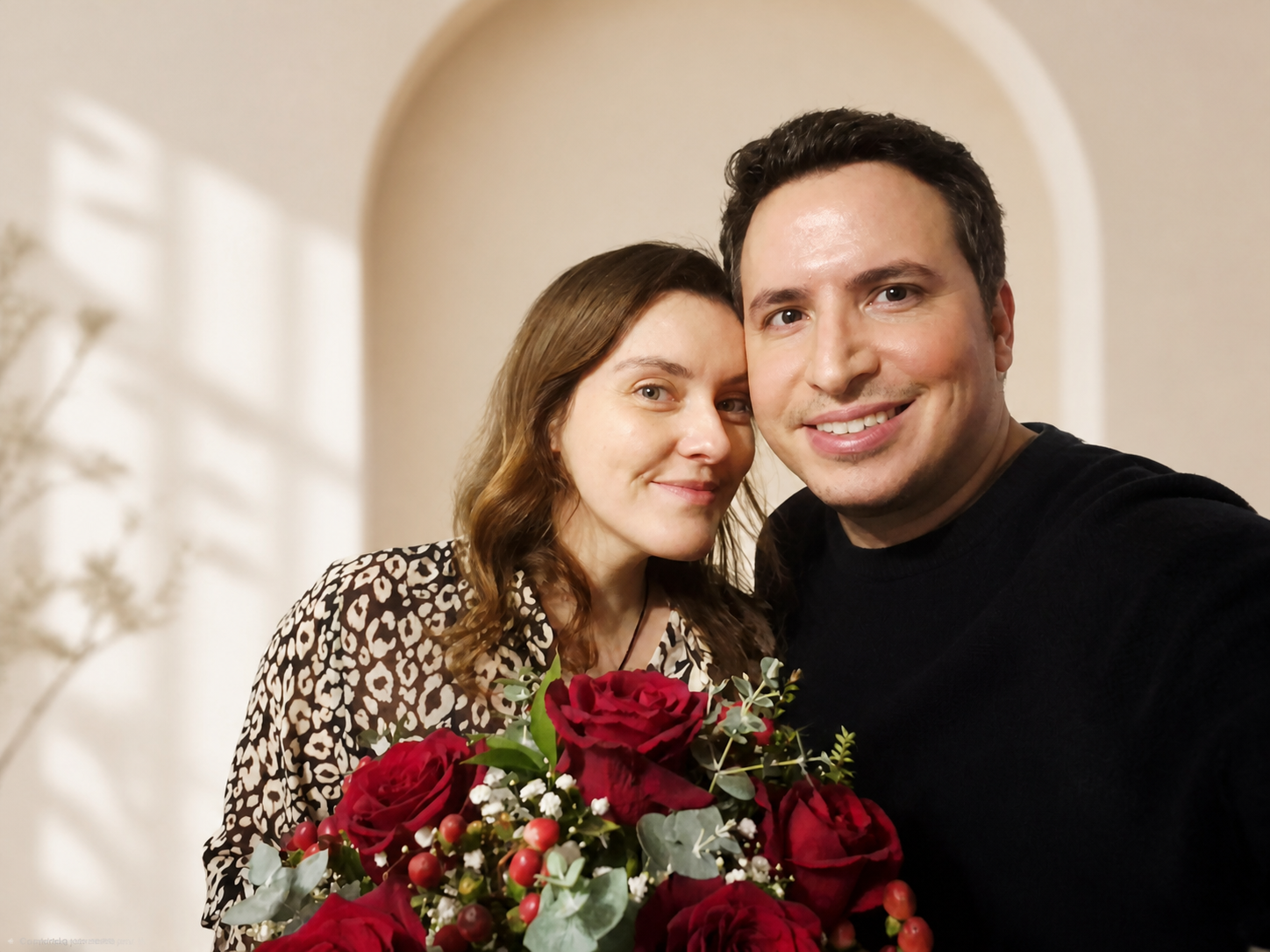 Camila y Diego celebrando su compromiso